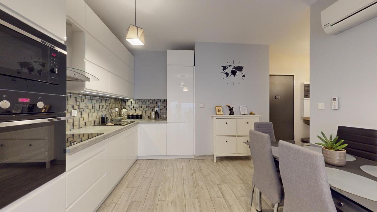 Family House Near The Market Square -Perfect For Family & Business Stays - Ksiecia Witolda Street 500 Steps To Market Square - 2 Bedrooms,2 Parking Places Breslau Exterior foto